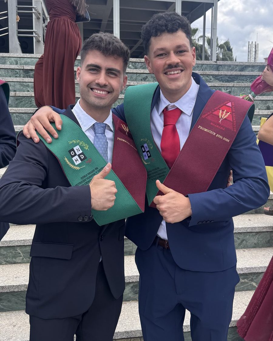 Hugo y Lucas en su graduación en la Universidad de Granada